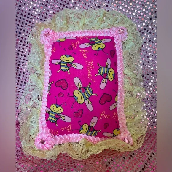 Hand Crafted Bee Mine Hanging Pillow Pomegranate-Scented - Picture 4 of 4